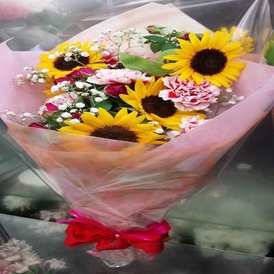 夏の花、ひまわりと可愛らしい赤・白の混ざりあったカーネーションの花束！ |  | 03