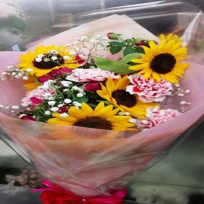 夏の花、ひまわりと可愛らしい赤・白の混ざりあったカーネーションの花束！ |  | 04