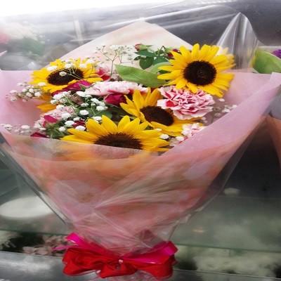 夏の花、ひまわりと可愛らしい赤・白の混ざりあったカーネーションの花束！ |  | 05