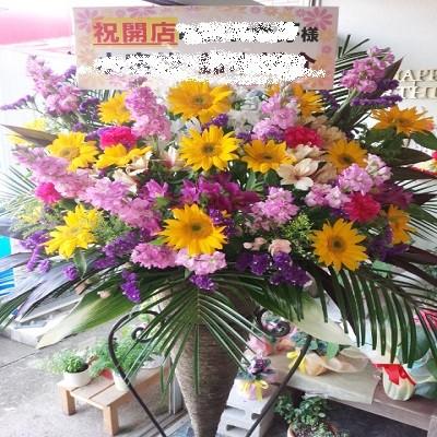 お洒落な三角のコーンスタンドに季節のお花を踏んだんに取り入れた豪華なスタンド生花1段！ | 