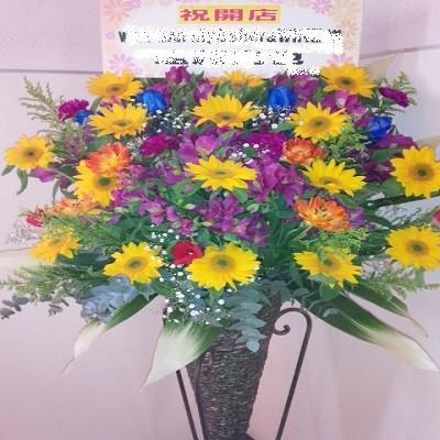 お洒落な三角のコーンスタンドに季節のお花を踏んだんに取り入れた豪華なスタンド生花1段！ |  | 01