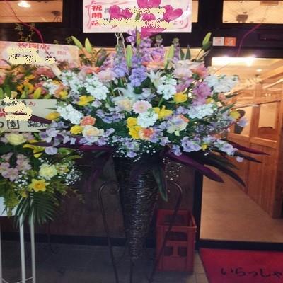 お洒落な三角のコーンスタンドに季節のお花を踏んだんに取り入れた豪華なスタンド生花1段！ |  | 02