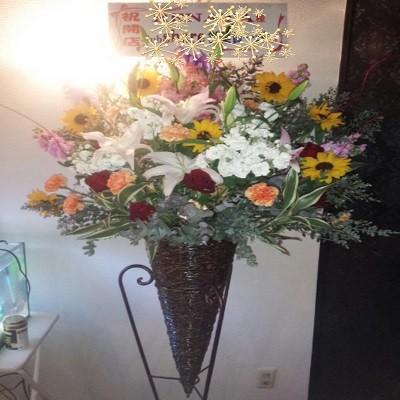 お洒落な三角のコーンスタンドに季節のお花を踏んだんに取り入れた豪華なスタンド生花1段！ |  | 03