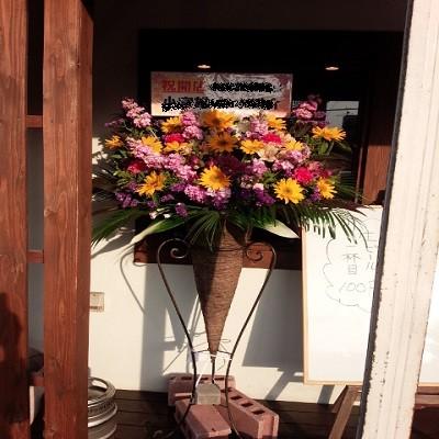 お洒落な三角のコーンスタンドに季節のお花を踏んだんに取り入れた豪華なスタンド生花1段！ |  | 05