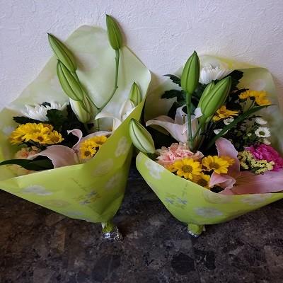 ゆり・輪菊・小菊・カーネーション入り、お悔やみの花束1対（２束）です。 |  | 01