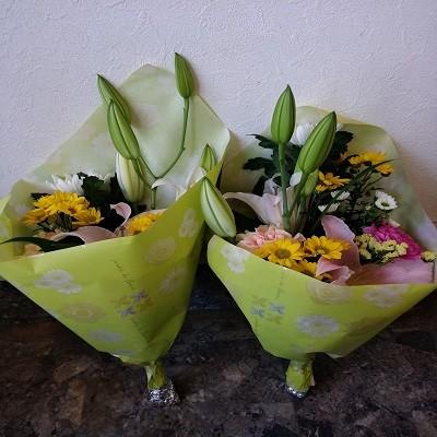 ゆり・輪菊・小菊・カーネーション入り、お悔やみの花束1対（２束）です。 |  | 02