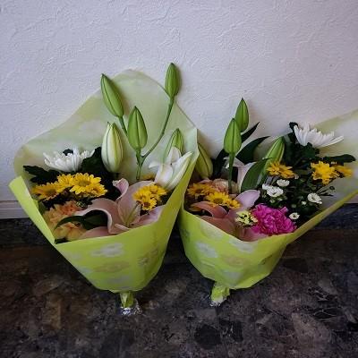 ゆり・輪菊・小菊・カーネーション入り、お悔やみの花束1対（２束）です。 |  | 03