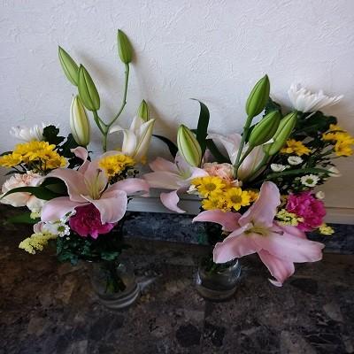 ゆり・輪菊・小菊・カーネーション入り、お悔やみの花束1対（２束）です。 |  | 04