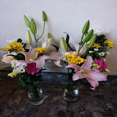 ゆり・輪菊・小菊・カーネーション入り、お悔やみの花束1対（２束）です。 |  | 05