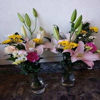 ゆり・輪菊・小菊・カーネーション入り、お悔やみの花束1対（２束）です。 |  | 06