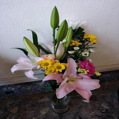 ゆり・輪菊・小菊・カーネーション入り、お悔やみの花束1対（２束）です。 |  | 07