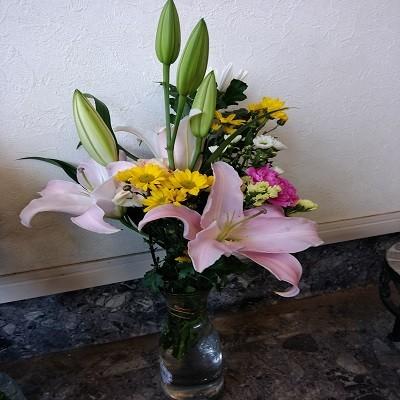 ゆり・輪菊・小菊・カーネーション入り、お悔やみの花束1対（２束）です。 |  | 08