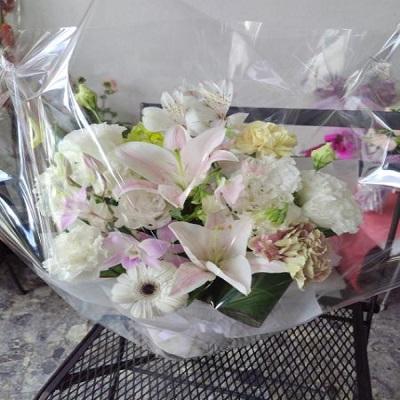 お悔み時にユリと季節のお花で優しい色合いの生花アレンジです |  | 01