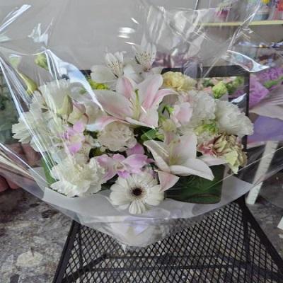 お悔み時にユリと季節のお花で優しい色合いの生花アレンジです |  | 02