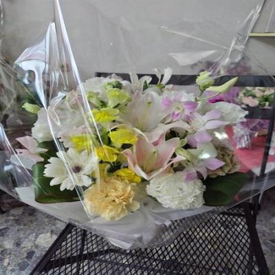 お悔み時にユリと季節のお花で優しい色合いの生花アレンジです |  | 03