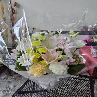 お悔み時にユリと季節のお花で優しい色合いの生花アレンジです |  | 05