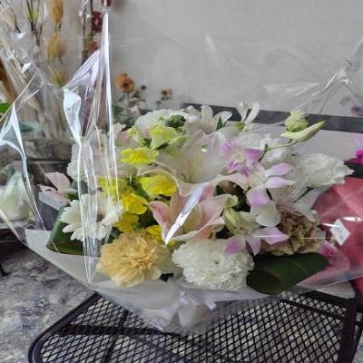 お悔み時にユリと季節のお花で優しい色合いの生花アレンジです |  | 06