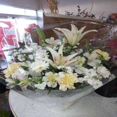 お悔み時にユリと季節のお花で優しい色合いの生花アレンジです |  | 07