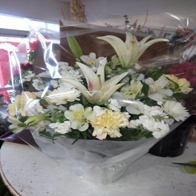 お悔み時にユリと季節のお花で優しい色合いの生花アレンジです |  | 08
