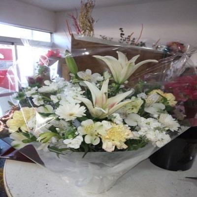 お悔み時にユリと季節のお花で優しい色合いの生花アレンジです |  | 09