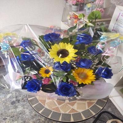 10本のブルーローズにひまわりを入れたアレンジを贈り物に |  | 01
