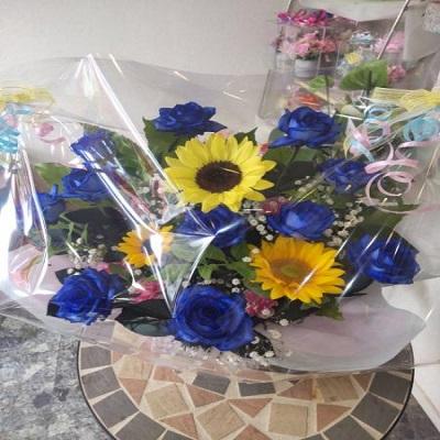 10本のブルーローズにひまわりを入れたアレンジを贈り物に |  | 02