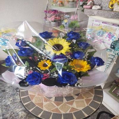 10本のブルーローズにひまわりを入れたアレンジを贈り物に |  | 04