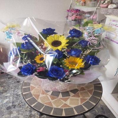 10本のブルーローズにひまわりを入れたアレンジを贈り物に |  | 06
