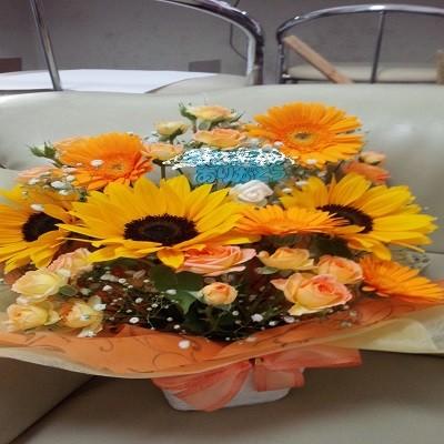 ヒマワリと相性がいいオレンジ色のガーベラのフラワーアレンジを贈り物に |  | 01