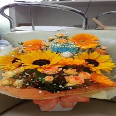 ヒマワリと相性がいいオレンジ色のガーベラのフラワーアレンジを贈り物に |  | 02