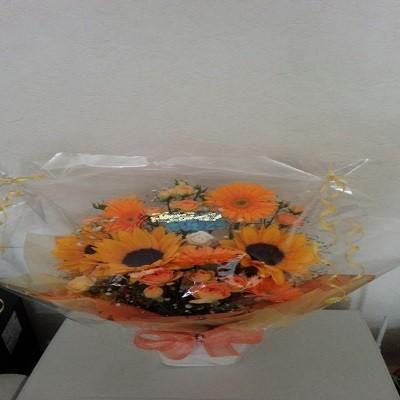 ヒマワリと相性がいいオレンジ色のガーベラのフラワーアレンジを贈り物に |  | 04