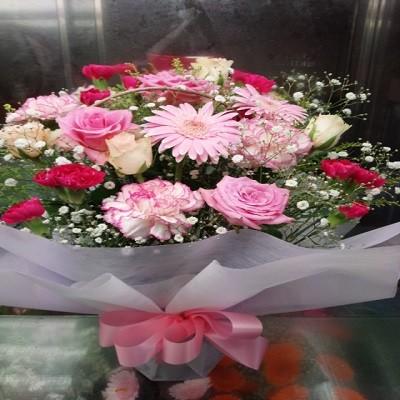 可愛らしいピンクのお花をいっぱいなフラワーアレンジ | 