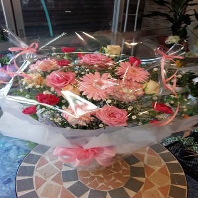 可愛らしいピンクのお花をいっぱいなフラワーアレンジ |  | 01