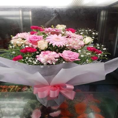 可愛らしいピンクのお花をいっぱいなフラワーアレンジ｜calla｜03