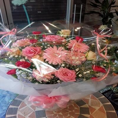 可愛らしいピンクのお花をいっぱいなフラワーアレンジ |  | 03