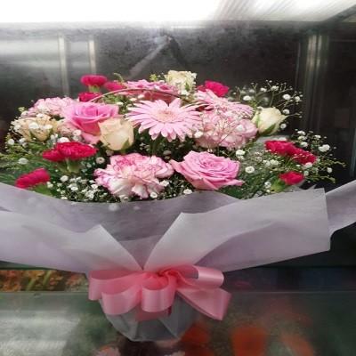 可愛らしいピンクのお花をいっぱいなフラワーアレンジ |  | 04