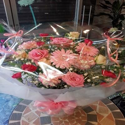 可愛らしいピンクのお花をいっぱいなフラワーアレンジ |  | 05