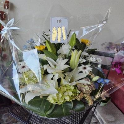 白ゆり・黄色の輪菊・白小菊に季節のお花が入った供花アレンジ | 