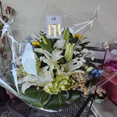 白ゆり・黄色の輪菊・白小菊に季節のお花が入った供花アレンジ |  | 02