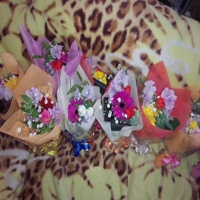 可愛らしい色とりどりのミニブーケ風花束にメッセージも添えてちょっとした贈り物に【10束以上からのご注文で☆１束￥8２0円花束】 | 