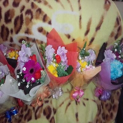 可愛らしい色とりどりのミニブーケ風花束にメッセージも添えてちょっとした贈り物に【10束以上からのご注文で☆１束￥8２0円花束】 |  | 01