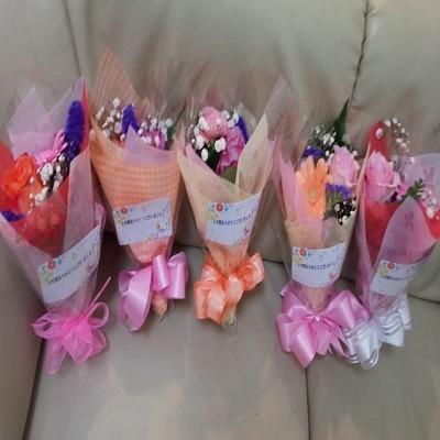 可愛らしい色とりどりのミニブーケ風花束にメッセージも添えてちょっとした贈り物に【10束以上からのご注文で☆１束￥8２0円花束】 |  | 10