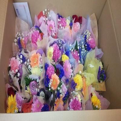 可愛らしい色とりどりのミニブーケ風花束にメッセージも添えてちょっとした贈り物に【10束以上からのご注文で☆１束￥8２0円花束】 |  | 11