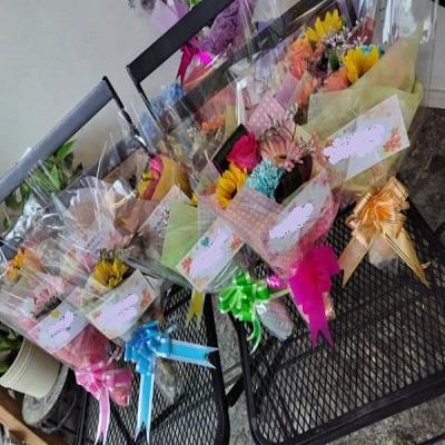 可愛らしい色とりどりのミニブーケ風花束にメッセージも添えてちょっとした贈り物に【10束以上からのご注文で☆１束￥8２0円花束】 |  | 13