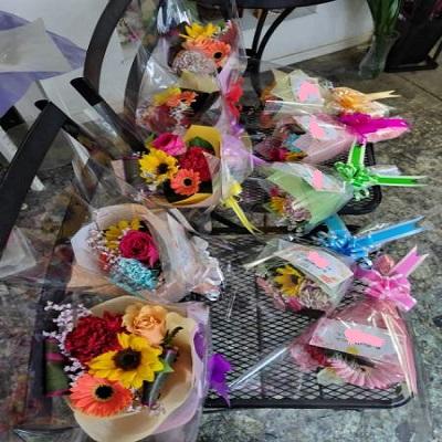 可愛らしい色とりどりのミニブーケ風花束にメッセージも添えてちょっとした贈り物に【10束以上からのご注文で☆１束￥8２0円花束】 |  | 14