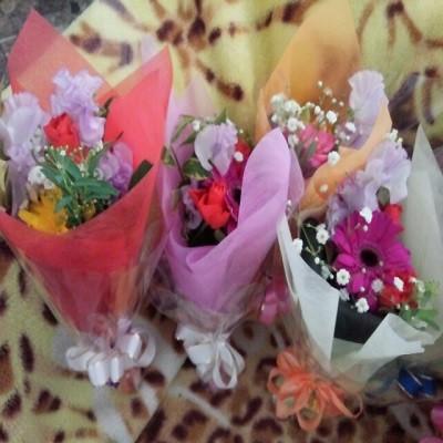 可愛らしい色とりどりのミニブーケ風花束にメッセージも添えてちょっとした贈り物に【10束以上からのご注文で☆１束￥8２0円花束】 |  | 02