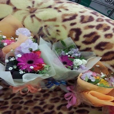 可愛らしい色とりどりのミニブーケ風花束にメッセージも添えてちょっとした贈り物に【10束以上からのご注文で☆１束￥8２0円花束】 |  | 03