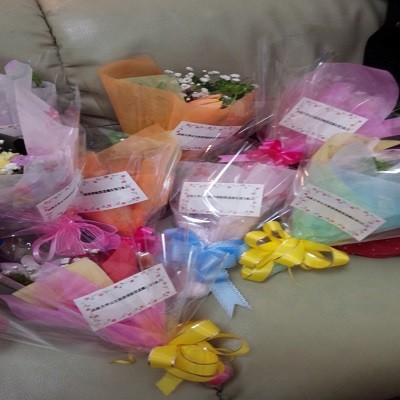 可愛らしい色とりどりのミニブーケ風花束にメッセージも添えてちょっとした贈り物に【10束以上からのご注文で☆１束￥8２0円花束】 |  | 06