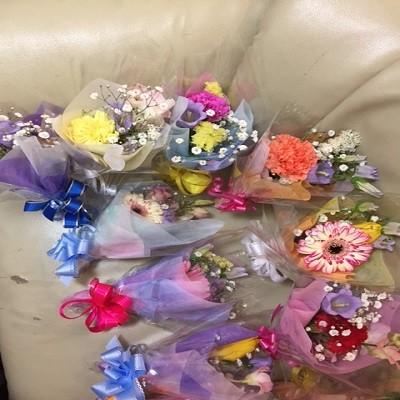 可愛らしい色とりどりのミニブーケ風花束にメッセージも添えてちょっとした贈り物に【10束以上からのご注文で☆１束￥8２0円花束】 |  | 08