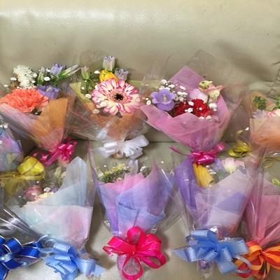 可愛らしい色とりどりのミニブーケ風花束にメッセージも添えてちょっとした贈り物に【10束以上からのご注文で☆１束￥8２0円花束】 |  | 09